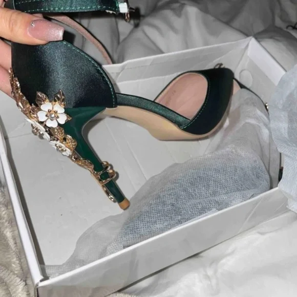 Rouge! Green Heels with Gold Floral Accent - Picture 9 of 16